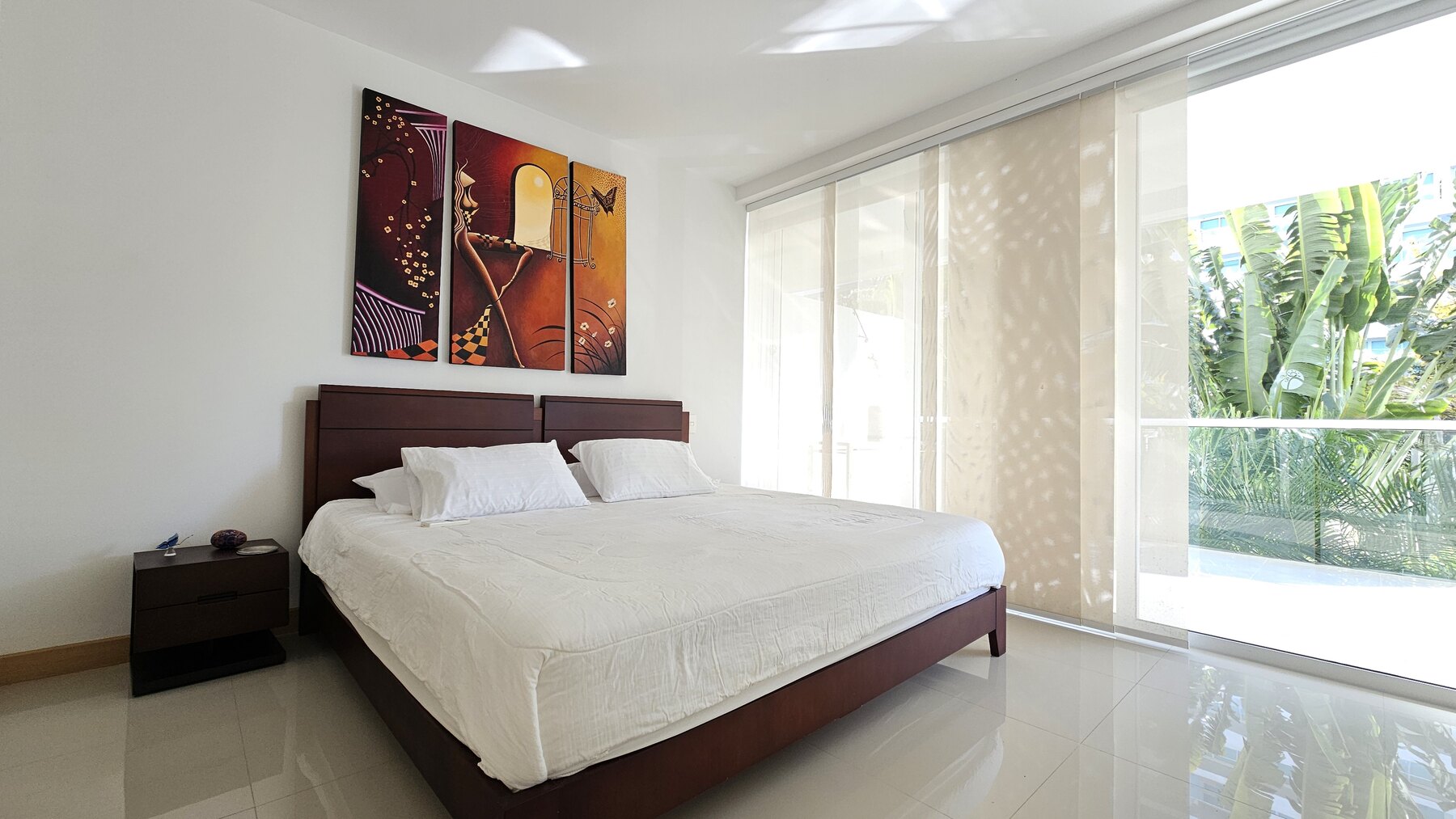 Alcoba iluminada en apartamento de Playa Dormida, Santa Marta