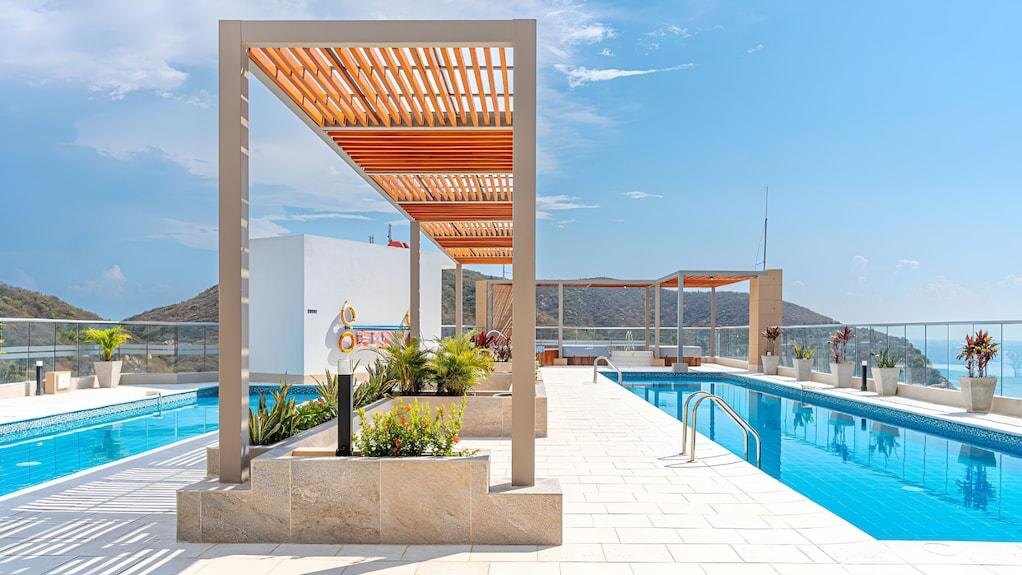 Piscinas y vista al mar en un edificio residencial de Playa Salguero, Santa Marta