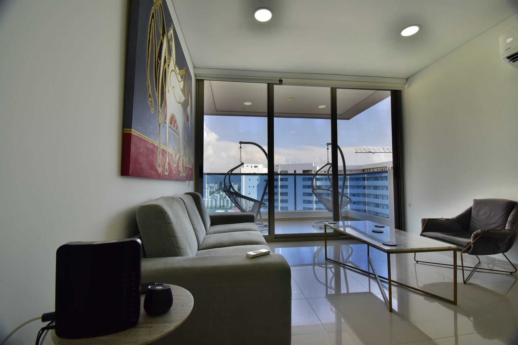 Sala y balcón con vista en apartamento de Samaria, Santa Marta