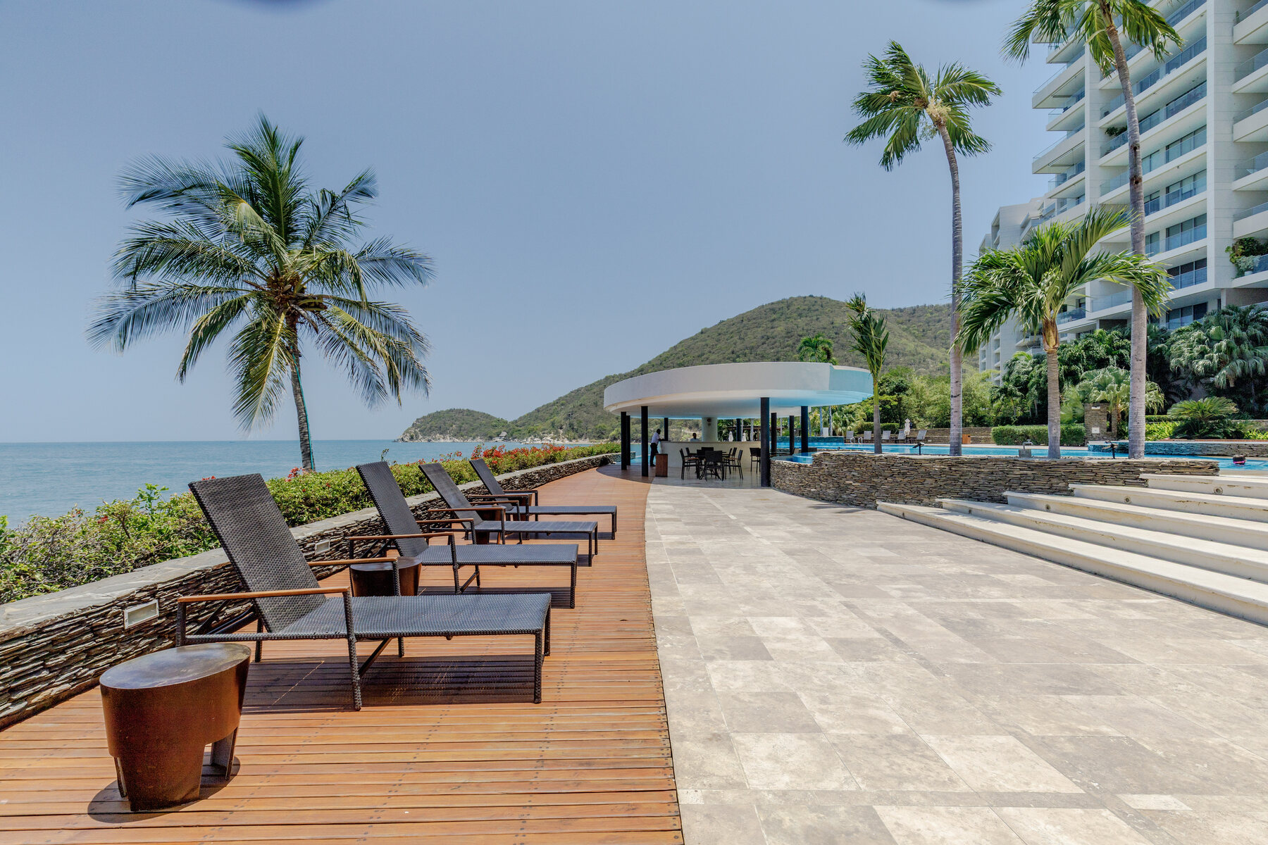 Zona residencial frente al mar rodeada de palmeras en Santa Marta