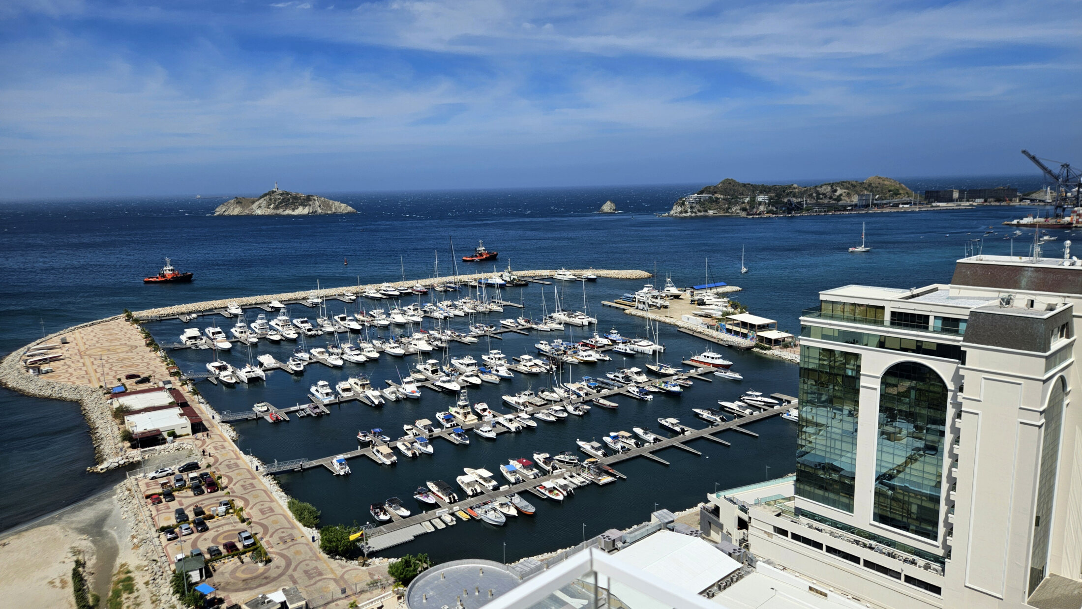 Vista panorámica de la Marina de Santa Marta y el mar Caribe